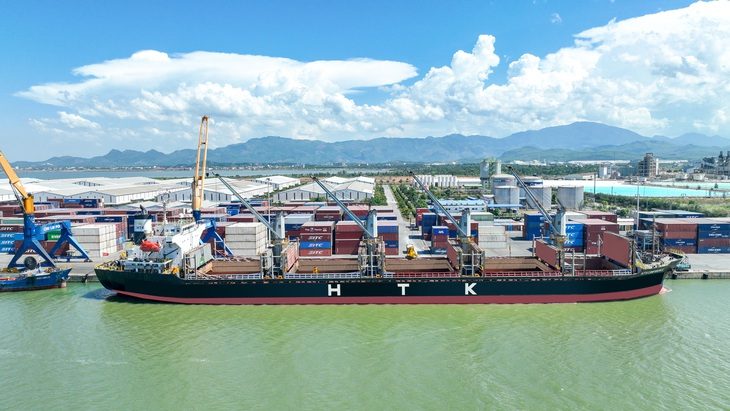 Cảng Chu Lai đón tàu lớn và nâng cao hiệu suất khai thác hàng rời - Ảnh 1. Tàu HTK CONFIDENCE dài 169m, rộng 27m, có tải trọng hơn 28.000 tấn cập cảng Chu Lai