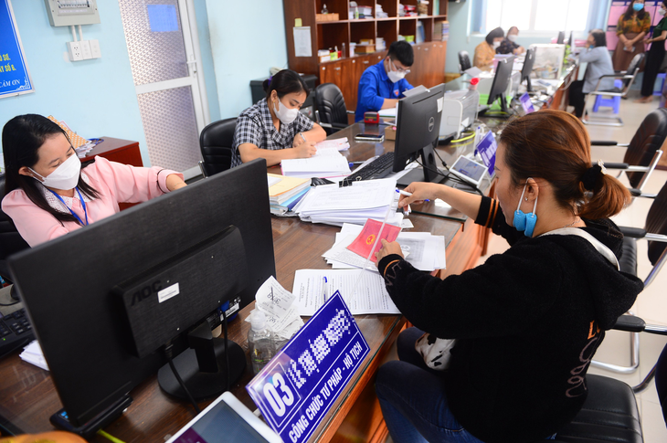 Bộ Công an đề xuất tăng thời hạn giấy xác nhận cư trú lên 1 năm - Ảnh 1. Bộ Công an đề xuất tăng thời hạn giấy xác nhận cư trú lên 1 năm - Ảnh 1.