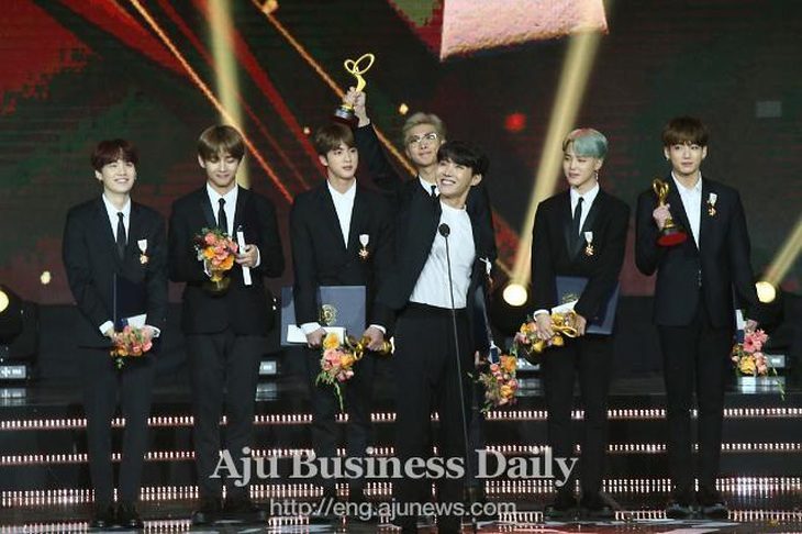 BTS từng nhận huân chương văn hóa từ Chính phủ Hàn Quốc - Ảnh: Aju News BTS từng nhận Huân chương Văn hóa từ Chính phủ Hàn Quốc - Ảnh: Aju News