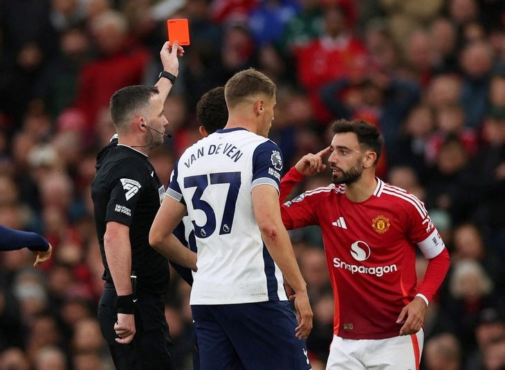 2024-09-29t172828z1551124320up1ek9t192eblrtrmadp3soccer-england-mun-tot-report-1727830566591322369420 Bruno Fernandes được xoá thẻ đỏ, sau khi Manchester United kháng cáo thành công - Ảnh 1.