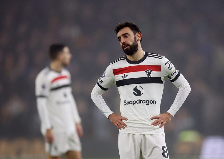 2024-12-26t184125z22109048up1ekcq1fx0bqrtrmadp3soccer-england-wol-mun-report-17352446327481372871095 Bruno Fernandes lãnh thẻ đỏ, Man United lại thua - Ảnh 1.
