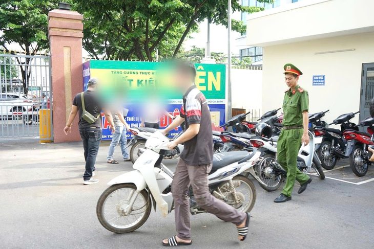 26-11-biet-hang-gian-van-nham-mat-lam-lieu-3-read-only-173267431264311070880 Biết là hàng gian vẫn nhắm mắt làm liều - Ảnh 1.