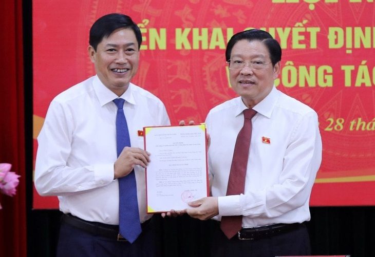 Bí thư Sơn La Nguyễn Hữu Đông làm phó trưởng Ban Nội chính Trung ương- Ảnh 1. Trưởng Ban Nội chính Trung ương Phan Đình Trạc trao quyết định cho ông Nguyễn Hữu Đông - Ảnh: ĐẶNG PHƯỚC