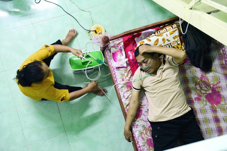Bệnh viện Lê Văn Thịnh sẽ hỗ trợ Cần Giờ chạy thận nhân tạo - Ảnh 1. Có được đơn vị chạy thận sẽ là mong ước của anh Tài và nhiều bệnh nhân chạy thận ở Cần Giờ. Họ sẽ không phải vào đất liền thuê trọ để lên thành phố chạy thận - Ảnh: DUYÊN PHAN