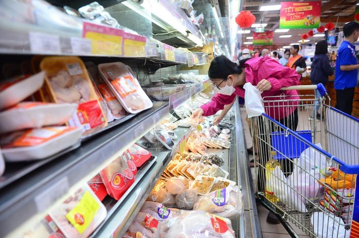 Cam kết nói không với thực phẩm bẩn- Ảnh 1. Người dân mua thực phẩm tươi sống ở siêu thị - Ảnh: QUANG ĐỊNH
