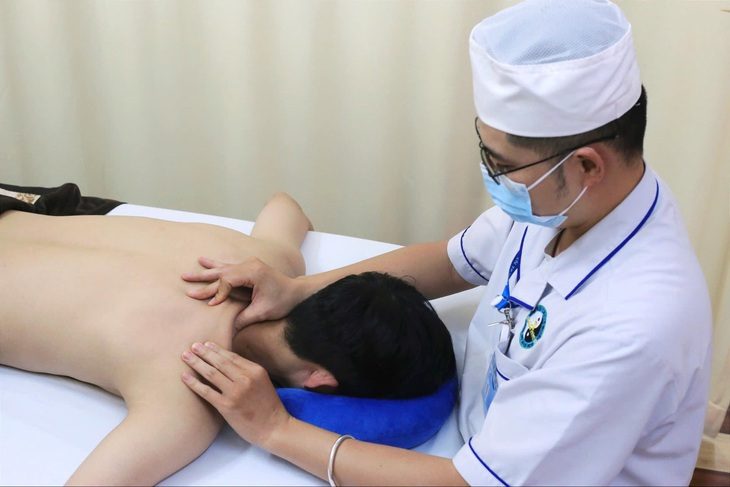 58a88793-bbc7-45ab-bc67-a8898c70f82a-17342471882731273684577 Bẻ khớp kêu 'rắc rắc' có hết mỏi hay lại thêm nguy hiểm? - Ảnh 1.