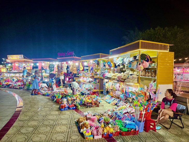 Chợ đêm không tiền mặt tại Nha Trang- Ảnh 1. Chợ đêm Nha Trang là điểm tham quan, tập trung đông người nên nhu cầu chi tiêu, mua sắm cao - Ảnh: MINH CHIẾN