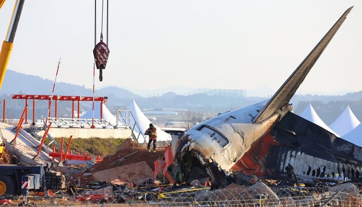 afp2025010336rw6zcv5previewcorrectionskoreaaviationaccident-1736179137460227366866 Hàn Quốc điều tra thư tự nhận gây ra thảm kịch hàng không của Jeju Air - Ảnh 1.
