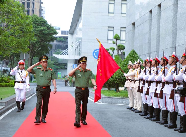 anh-2-dc-bo-truong-duyet-doi-danh-du-17360728333011901983482 Bộ trưởng Lương Tam Quang: Xử lý án phòng chống tham nhũng phải gắn với bảo vệ cán bộ - Ảnh 1.