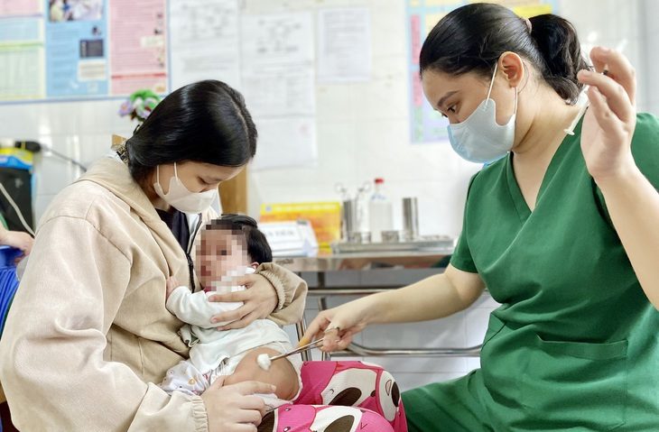 Trẻ được tiêm vắc xin trong chương trình tiêm chủng mở rộng tại Trạm y tế xã Phú Xuân, huyện Nhà Bè (TP.HCM) - Ảnh: XUÂN MAI Trẻ được tiêm vắc xin trong chương trình tiêm chủng mở rộng tại Trạm y tế xã Phú Xuân, huyện Nhà Bè (TP.HCM) - Ảnh: XUÂN MAI