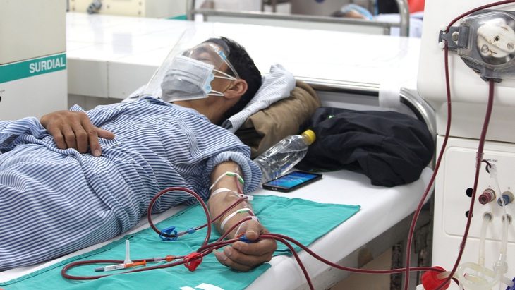 Bệnh nhân suy thận nguy kịch vì tự ý uống cây lá chữa bệnh- Ảnh 1. Bệnh nhân suy thận mạn lọc thận tại Bệnh viện Bạch Mai - Ảnh: DƯƠNG LIỄU