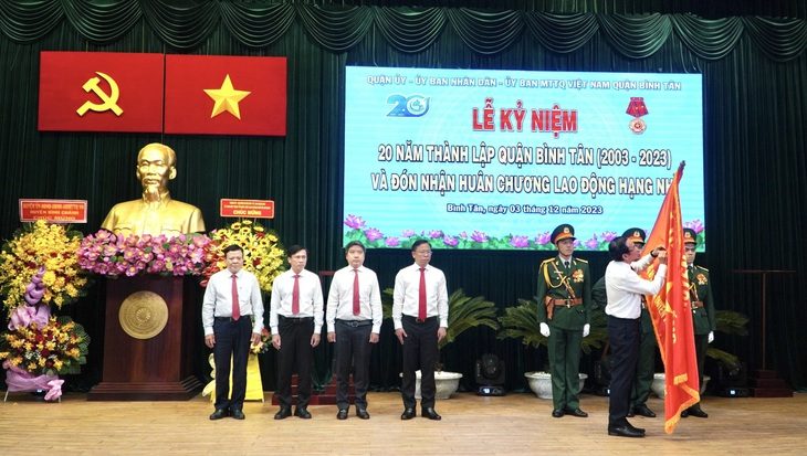 Bình Tân nắm bắt cơ hội từ nghị quyết 98 để thúc đẩy phát triển nhanh- Ảnh 1. Dịp này Chủ tịch nước tặng thưởng Huân chương Lao động hạng nhì, UBND TP tặng cờ truyền thống cho Đảng bộ, chính quyền và nhân dân quận Bình Tân - Ảnh: CẨM NƯƠNG