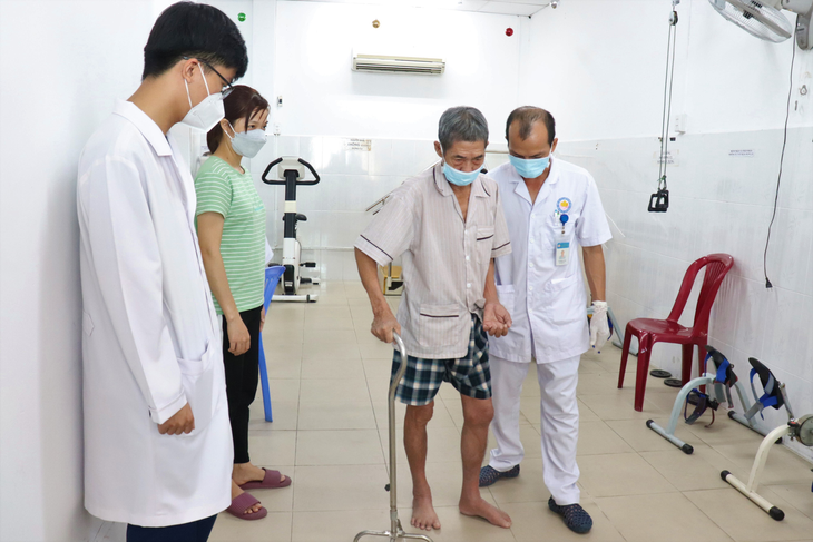 Bộ Nội vụ nói gì về kiến nghị 'không tinh giản biên chế ngành y tế' - Ảnh 1. Bệnh nhân tập vật lý trị liệu tại Bệnh viện Phục hồi chức năng - Điều trị bệnh nghề nghiệp (TP.HCM) - Ảnh: XUÂN MAI