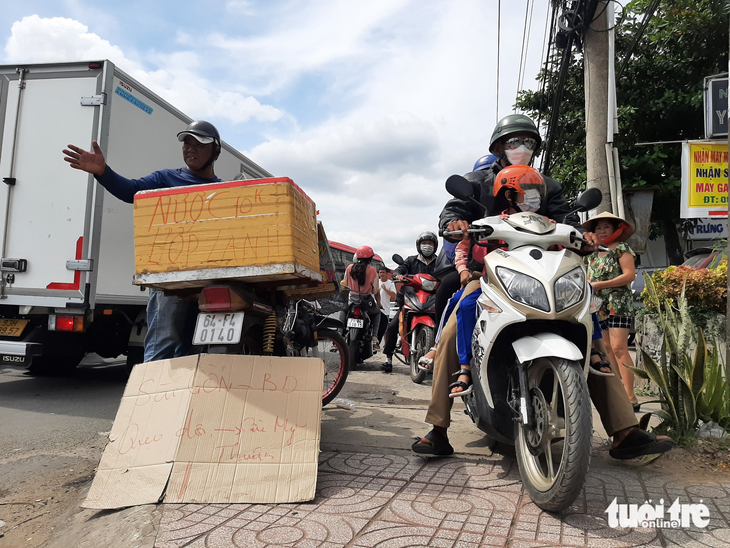 ‘Biệt đội’ giúp bà con tránh kẹt xe cầu Mỹ Thuận - Ảnh 1. ‘Biệt đội’ giúp bà con tránh kẹt xe cầu Mỹ Thuận - Ảnh 1.