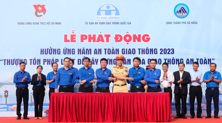 Camera an toàn giao thông lan tỏa văn hóa, phê bình thói xấu - Ảnh 1. Camera an toàn giao thông lan tỏa văn hóa, phê bình thói xấu - Ảnh 1.