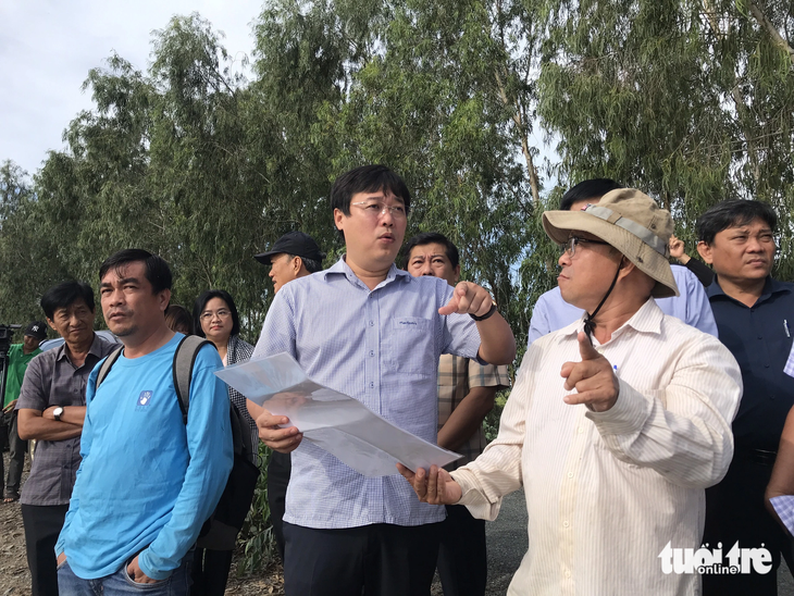 Bảo tồn sếu đầu đỏ gắn với phục hồi hiện trạng sinh cảnh Tràm Chim - Ảnh 1. Đoàn khảo sát do Bí thư Tỉnh ủy Đồng Tháp Lê Quốc Phong (thứ 2 từ phải qua) dẫn đầu khảo sát tại khu A5, với sinh cảnh đồng cỏ và rừng tràm sẽ được ưu tiên giữ nguyên hiện trạng rừng khi thực hiện dự án - Ảnh: ĐẶNG TUYẾT