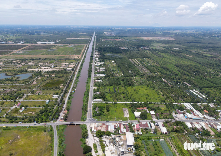 Cần cơ chế đặc thù làm nhanh vành đai 4 TP.HCM- Ảnh 1. Đây là kênh Thầy Cai khu vực giáp ranh TP.HCM và Long An, nơi đường vành đai 4 TP.HCM đi qua - Ảnh: CHÂU TUẤN