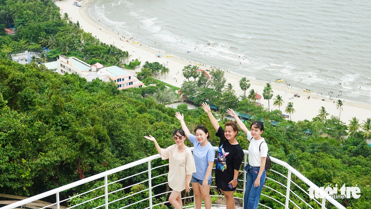 Cảnh đẹp, món ngon ở Hà Tiên ‘níu chân’ du khách Campuchia- Ảnh 1. Bãi biển Mũi Nai với dãy cát trắng mịn màng thu hút nhiều du khách đến tham quan - Ảnh: CHÍ CÔNG