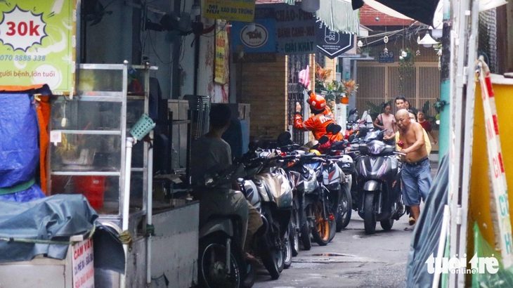 Cần chặn ngay các bãi giữ xe 'chặt chém' dịp cuối năm- Ảnh 1. Bãi xe trong hẻm 338 (gần Bệnh viện Bình Dân, TP.HCM) chiếm dụng lối đi trong hẻm, tại đây giữ xe với mức giá 50.000 đồng/đêm - Ảnh: TIẾN QUỐC