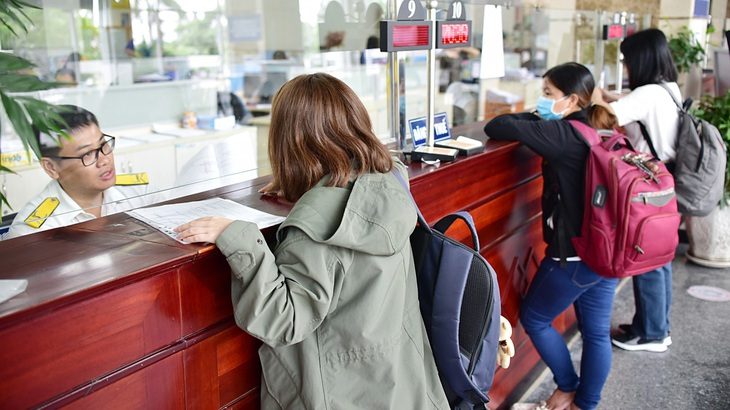 Bỗng nhiên bị doanh nghiệp xa lạ 'lấy cắp' mã số thuế- Ảnh 1. Người nộp thuế cần được cơ quan thuế bảo vệ thông qua xác thực khi đăng ký mã số thuế. Trong ảnh: làm thủ tục thuế tại cơ quan thuế - Ảnh: T.T.D.