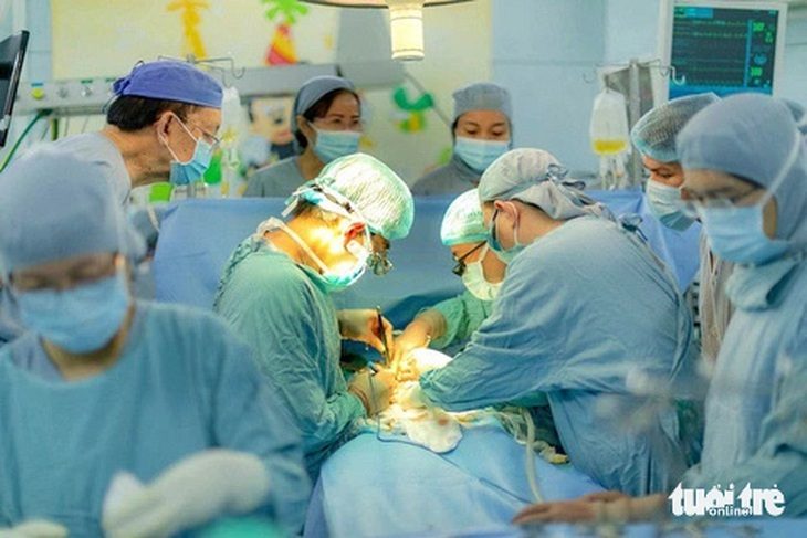 Bệnh viện Nhi đồng 2 đủ điều kiện ghép tạng từ người hiến sống và người chết não- Ảnh 1. Các bác sĩ Bệnh viện Nhi đồng 2 trong một ca ghép gan cho bệnh nhi thời gian trước đây - Ảnh: Bệnh viện cung cấp