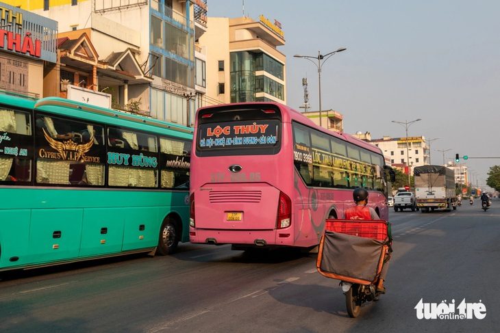 'Cấm xe cao tốc Cam Lộ - La Sơn là dồn rủi ro từ bên này qua bên kia'- Ảnh 1. Xe khách giường nằm đi chung với xe máy trên quốc lộ 1 qua TP Đông Hà - Ảnh: HOÀNG TÁO