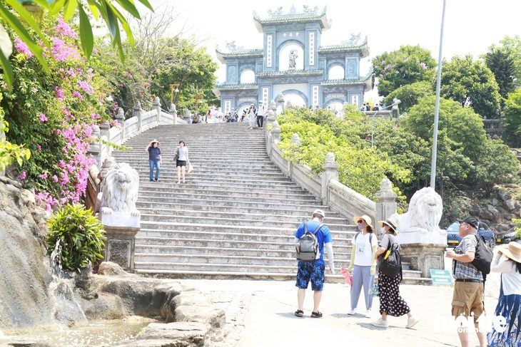 Chùa Linh Ứng Đà Nẵng vắng hoe dịp lễ, chỉ lác đác khách nước ngoài- Ảnh 1. Thời tiết nắng nóng từ sáng sớm 28-4, khách nước ngoài đi theo đoàn lác đác tham quan chùa Linh Ứng