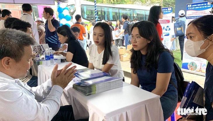 Các ưu tiên xét tuyển thẳng của Đại học Quốc gia TP.HCM- Ảnh 1. Học sinh và phụ huynh tìm hiểu thông tin về tuyển sinh, ưu tiên xét tuyển vào Trường đại học Bách khoa - Đại học Quốc gia TP.HCM tại Ngày hội tư vấn tuyển sinh - hướng nghiệp 2024 - Ảnh: TRẦN HUỲNH