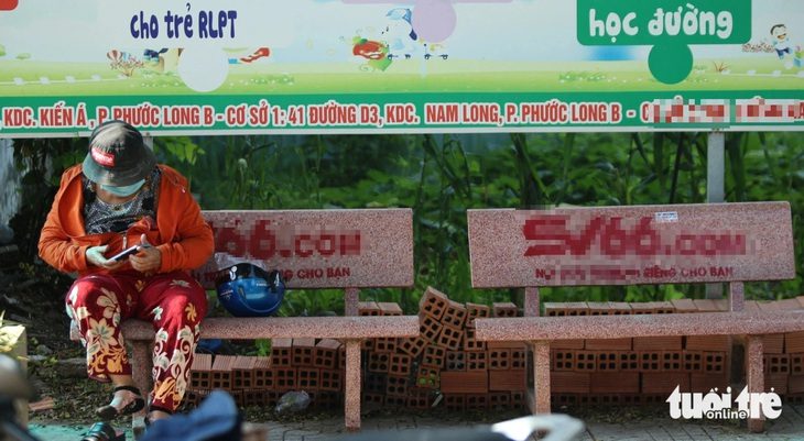 Chưa Euro, quảng cáo cá độ đã tràn ngập ghế đá ở Thủ Đức- Ảnh 1. Nhiều ghế đá trên đường D3A, phường Phước Long B, TP Thủ Đức bị xịt sơn màu đỏ với nội dung có web cá độ đá banh, cờ bạc... khiến người dân bức xúc - Ảnh: MINH HÒA