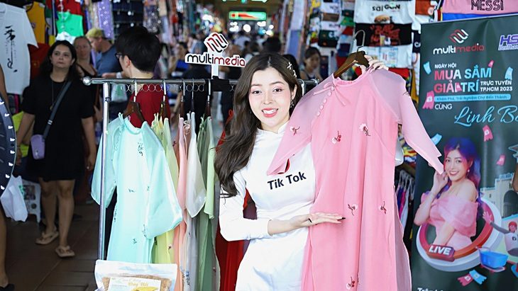 Các sàn thương mại điện tử ở Việt Nam đang làm ăn ra sao?- Ảnh 1. TikToker livestream bán quần áo ở chợ Bến Thành, quận 1, TP.HCM - Ảnh: PHƯƠNG QUYÊN