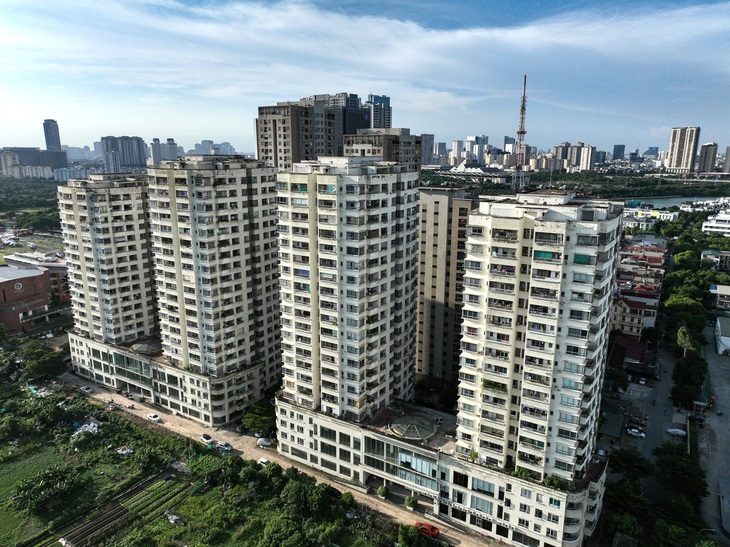 Bộ Xây dựng: Giá chung cư tại Hà Nội và TP.HCM tăng mạnh nhưng đang chững lại- Ảnh 1. Nhiều khu chung cư đã qua sử dụng nhiều năm tại Hà Nội cũng tăng giá mạnh trong quý 2-2024 - Ảnh: NAM TRẦN