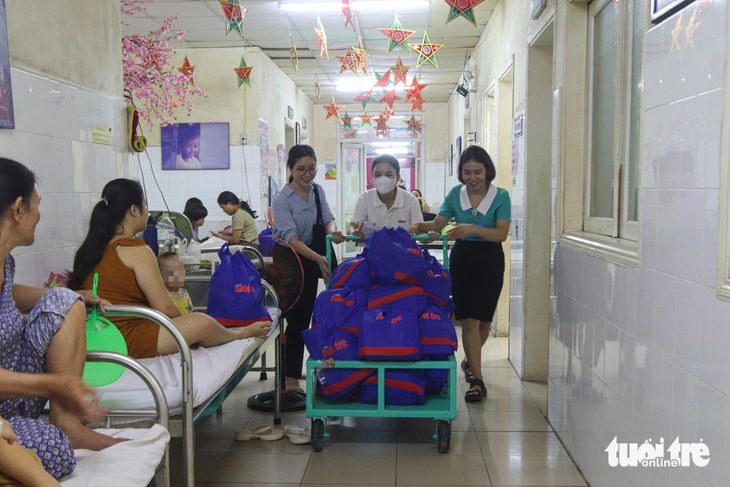 base64-1726229037430219967517 Bệnh nhi ung thư Đà Nẵng tíu tít nhận quà trung thu từ 'Ước mơ của Thúy' - Ảnh 1.