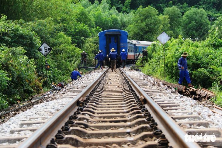 base64-172811511632096658177-17286562099121574804983 Bộ Giao thông vận tải yêu cầu kiểm tra vụ tàu liên tục trật bánh ở huyện Phú Lộc - Ảnh 1.