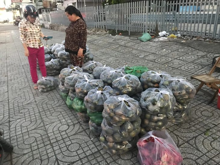 base64-1730879859458296867225 Cam sành rớt giá thê thảm, nông dân miền Tây chia bịch bán sỉ với giá rẻ - Ảnh 1.