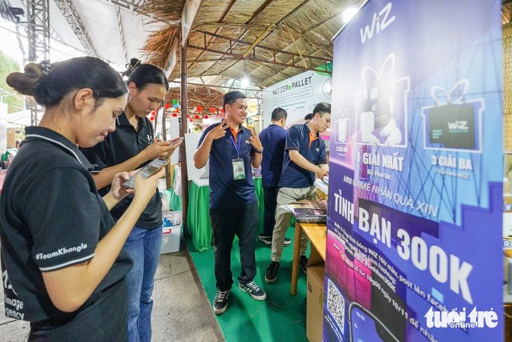 base64-1731216365964180679605 Bất ngờ với bóng đèn 16 triệu màu siêu tiết kiệm điện tại Ngày hội Việt Nam Xanh - Ảnh 1.