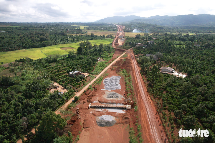 base64-1732347393133664280053 Lãng phí hơn 76 tỉ đồng trên dự án cao tốc vì 'bỏ mỏ gần, lấy mỏ xa' - Ảnh 1.