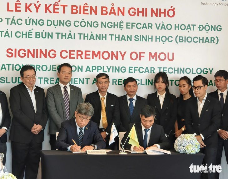 Biến bùn thải độc hại thành 'vàng đen' cho đất - Ảnh 1.