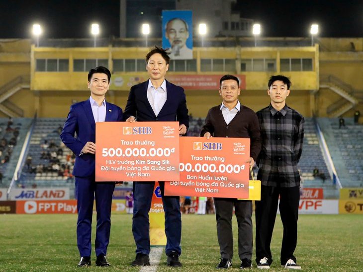 Bầu Hiển thưởng riêng 1 tỉ đồng cho HLV Kim Sang Sik và các trợ lý - Ảnh 1. Bầu Hiển thưởng 1 tỉ đồng cho riêng HLV Kim Sang Sik và các trợ lý - Ảnh 1.