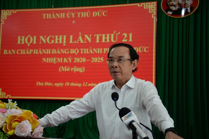 Bí thư Nguyễn Văn Nên: Hạ tầng TP Thủ Đức dang dở, người đứng đầu phải tìm cách tháo gỡ- Ảnh 1. Bí thư Nguyễn Văn Nên phát biểu tại Hội nghị Thành ủy TP Thủ Đức - Ảnh: TIẾN LONG