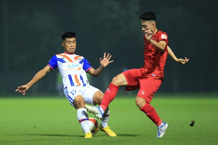 Bị nợ tiền, cầu thủ CLB Bà Rịa - Vũng Tàu dọa kiện lên FIFA - Ảnh 1. Tiền vệ Trung Thành (trái) ở Giải hạng nhất 2023 - Ảnh: VPF
