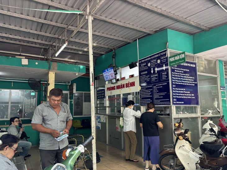 Bệnh nhân bị từ chối khám bệnh bảo hiểm y tế lần 2 trong ngày, đúng hay sai?- Ảnh 1. Người bệnh đăng ký khám bệnh tại Bệnh viện quận Phú Nhuận - Ảnh: NGÂN HÀ