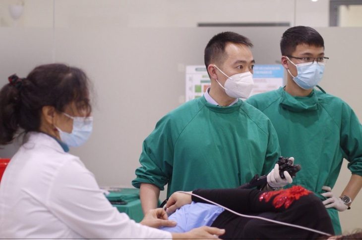 Cần biết loại bỏ các yếu tố nguy cơ cao gây ung thư dạ dày - Ảnh 1. Can thiệp điều trị ung thư dạ dày giai đoạn sớm tại Bệnh viện K - Ảnh: BVCC