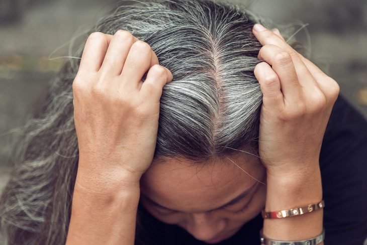 Căng thẳng có khiến tóc bạc đi?- Ảnh 1. Đối với hầu hết mọi người, yếu tố di truyền là nguyên nhân chính dẫn đến việc bạc tóc - Ảnh: Discover Magazine