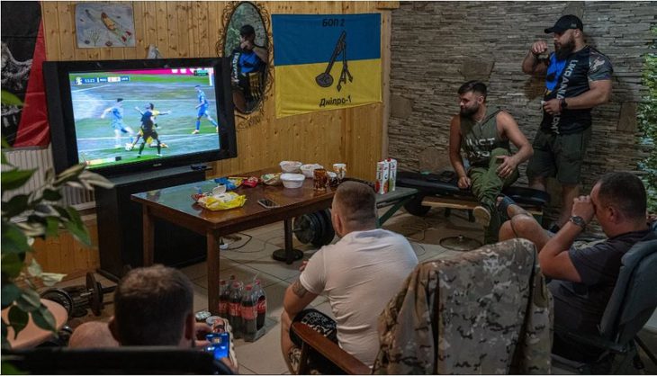 Binh sĩ Ukraine tranh thủ xem Euro 2024 ở hầm trú ẩn- Ảnh 1. Binh sĩ Ukraine xem trận đấu sau thời gian "đình chiến" - Ảnh: Getty