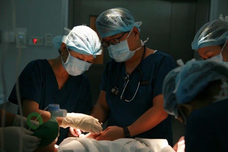 Cảnh giác người trẻ loạn nhịp tim sau tiệc tùng vui chơi trong ngày lễ Tết- Ảnh 1. Các bác sĩ chuẩn bị cho một ca mổ tim