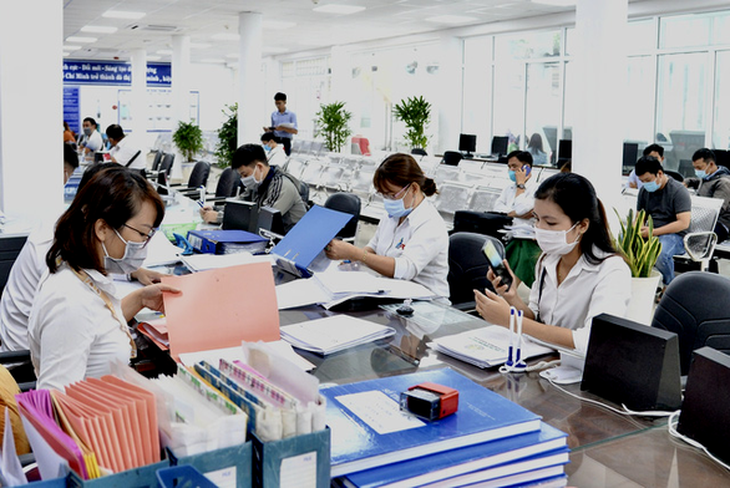 Chính thức có quy định bảo vệ cán bộ dám nghĩ dám làm, miễn trừ trách nhiệm khi 'động cơ trong sáng' - Ảnh 1. Cán bộ công chức tại TP.HCM thực hiện nhiệm vụ phục vụ người dân - Ảnh: Q.ĐỊNH