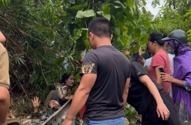 Bộ trưởng gửi thư thăm hỏi học sinh, giáo viên vùng lũ tỉnh Nghệ An, Thanh Hóa - Ảnh 2. Hiện trường giải cứu hai cô giáo bị đất đá sạt lở vùi lấp khi đang từ trường về nhà - Ảnh: N.T.