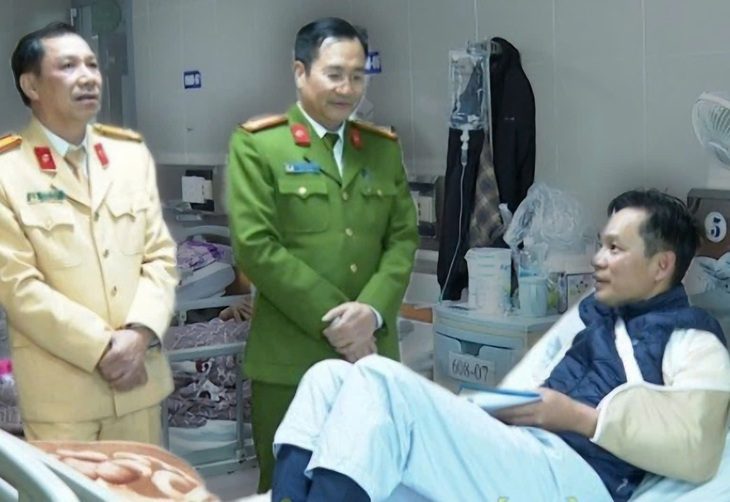 dam-csgt-17386654682971014736936 Bắt thanh niên 'thông chốt' nồng độ cồn, tông bị thương cảnh sát giao thông - Ảnh 1.