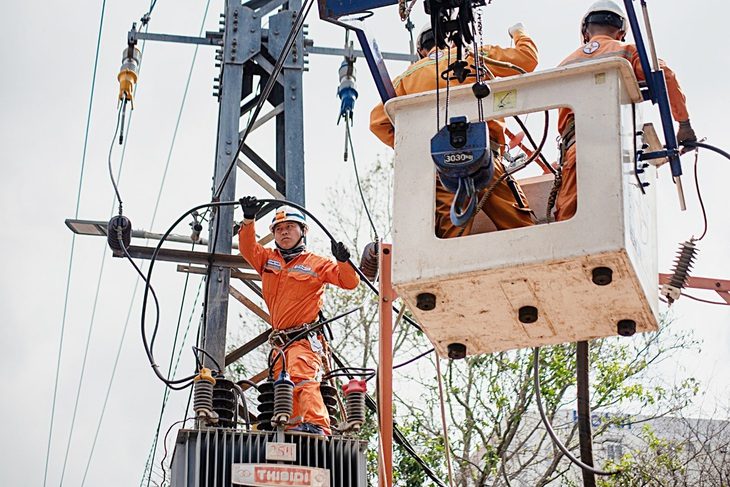 EVN cho rằng cần phải tiếp tục tăng giá điện để giải quyết tình trạng thua lỗ - Ảnh: N.KH. EVN cho rằng cần phải tiếp tục tăng giá điện để giải quyết tình trạng thua lỗ - Ảnh: Q.ĐỊNH