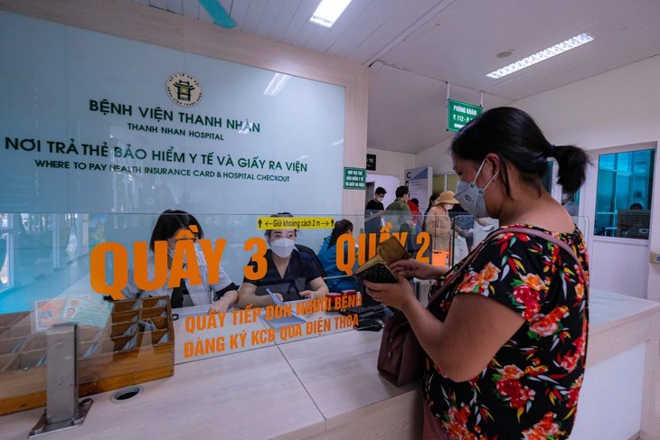 Bộ Y tế đề xuất chi trả bảo hiểm y tế cho khám chữa bệnh không đúng tuyến- Ảnh 1. Người dân thanh toán BHYT tại Bệnh viện Thanh Nhàn (Hà Nội) - Ảnh minh họa: NAM TRẦN